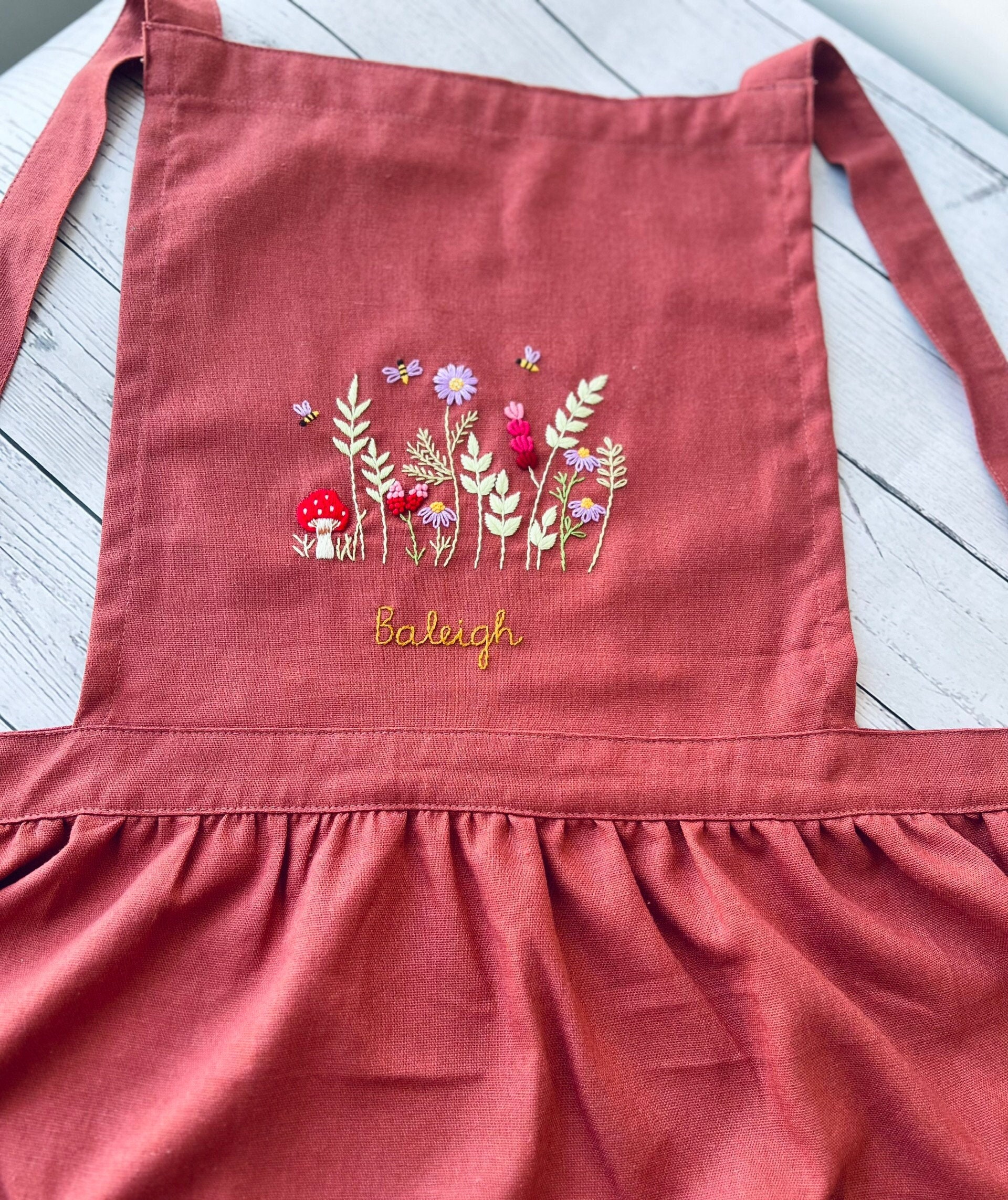 手刺繍エプロン（女性用）、名入れエプロン、フラワーガーデン刺繍