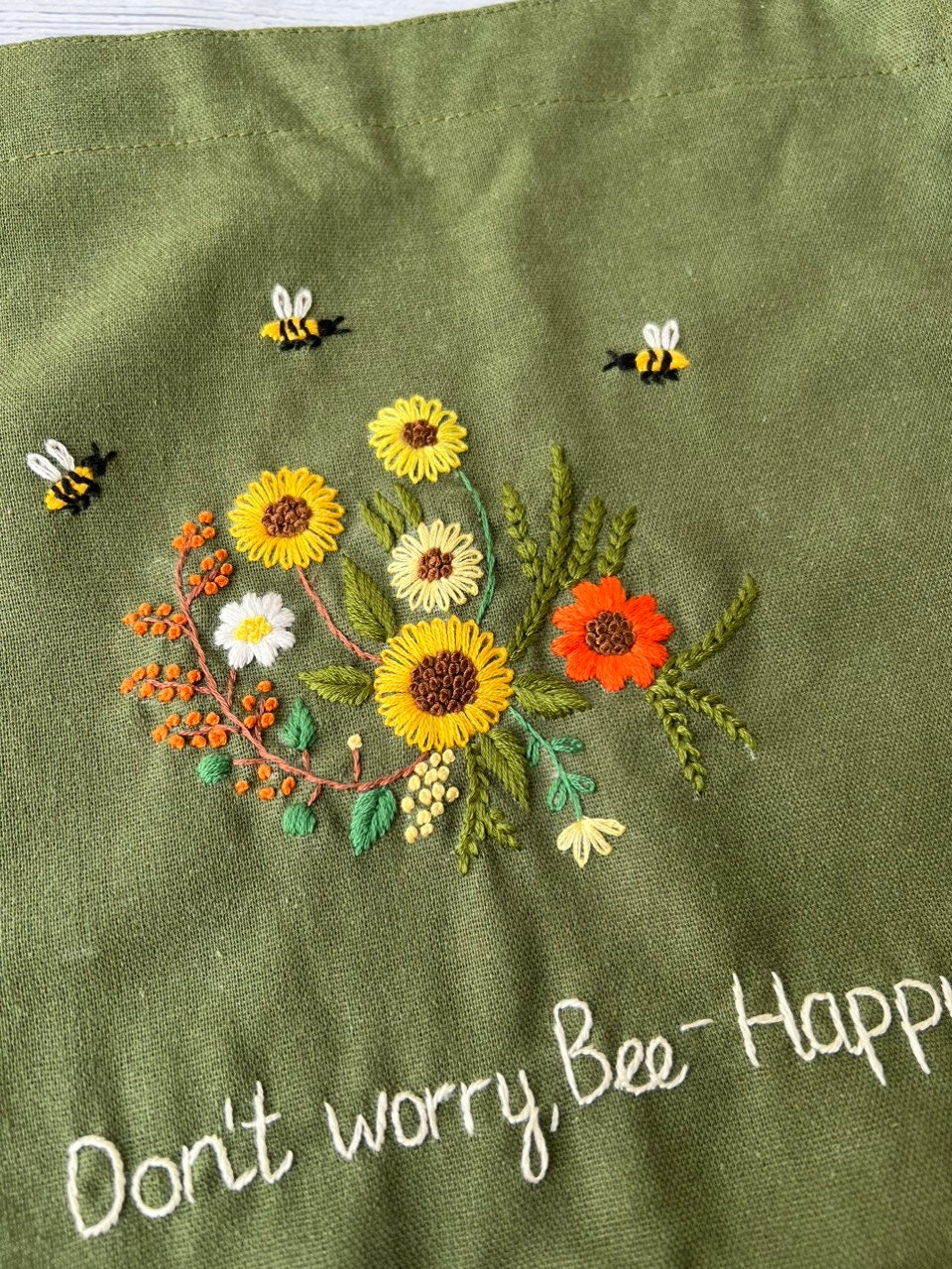 ひまわりの手刺繍エプロン（女性用）、花柄刺繍エプロン、リネン