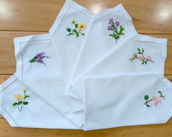 Servilletas de lino bordadas a mano con flores silvestres, servilletas de lino para la cena, decoración de mesa, servilletas reutilizables, servilletas de lavanda, boda en el jardín.