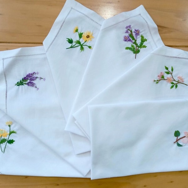 Floral Hand Embroidered Linen Napkins, Wildflower Linen Dinner Napkins, Table Decor,  Reusable napkin, Lavender Napkins,Backyard wedding