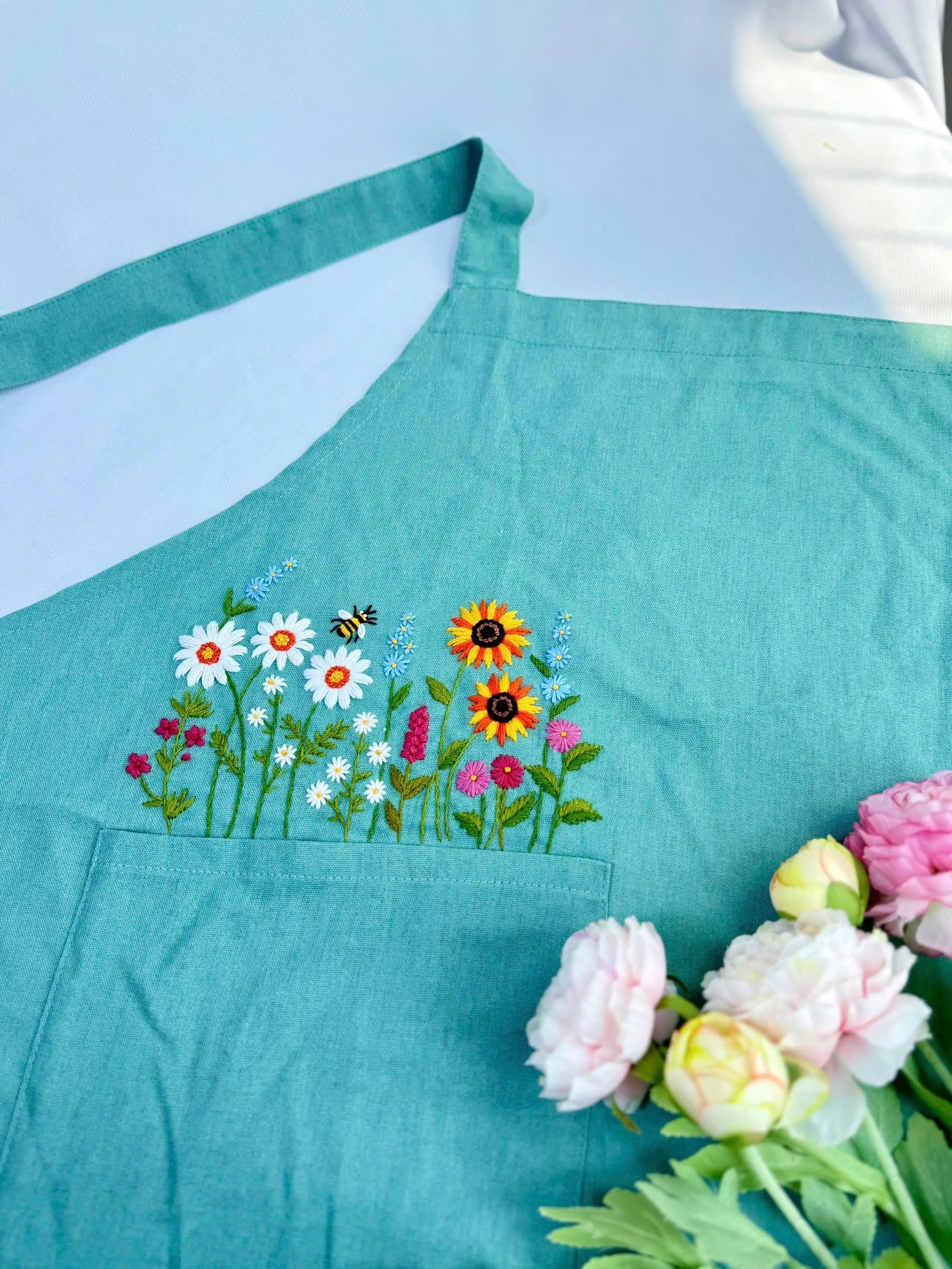 女性用野花とミツバチの刺繍エプロン、手刺繍のパーソナライズエプロン 
