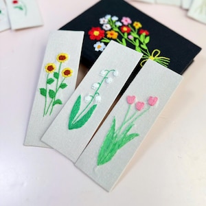Hand Embroidered Custom Bookmark,  Flower Hand Embroidered Bookmark, Personalized Book Mark, Daisy Handmade Bookmark, Linen Bookmark