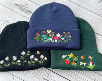 Bonnet brodé à la main, bonnet champignon, bonnet marguerite, bonnet fleurs sauvages et abeille, bonnet bohème, chapeau d'hiver, cadeau de Noël, cadeau d'anniversaire