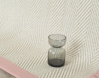 Alfombra con borde de aspecto de sisal en espiga: tamaño personalizado.