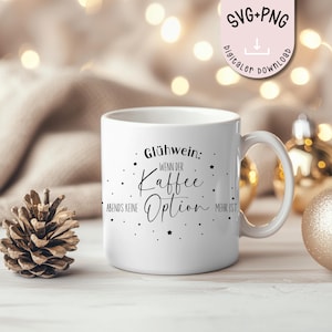 Op de afbeelding: Witte keramische mok met zwarte tekst die "Glühwein: Wenn der Kaffee Option mehr ist. Abends keine..." luidt. De mok staat op een houten oppervlak met een dennenappel en een gouden ornament.