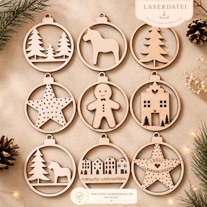 Può includere: Nove ornamenti natalizi in legno con vari disegni ritagliati, tra cui alberi, un cavallo, una stella, un omino di pan di zenzero e case. Gli ornamenti sono disposti su una superficie marrone chiaro, con un rametto e pigne.