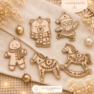Può includere: Cinque decorazioni in legno tagliate al laser con disegni incisi di un orso con sciarpa, un omino di pan di zenzero, un Babbo Natale che pattina, un cavallo e un cavallo a dondolo, con tre piccole sfere dorate su un tessuto chiaro.