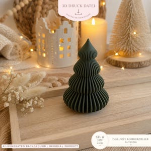 Könnte beinhalten: Ein dunkelgrüner, dreistufiger Weihnachtsbaumschmuck mit Rippenstruktur und spitzer Oberseite. Das Objekt hat ein vertikales, geschichtetes Design, das an ein Akkordeon erinnert. Es steht auf einem hellen Holztablett als 3D-Druckdatei.