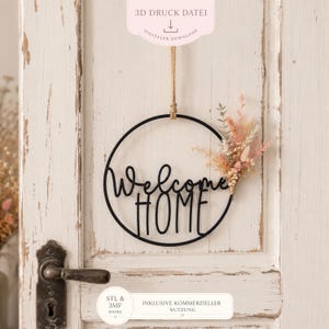Puede incluir: Un letrero circular de metal negro con las palabras "Welcome Home" en fuente cursiva, adornado con flores secas. El letrero cuelga de una cuerda de yute contra una puerta blanca desgastada. La imagen incluye el texto "3D Druck Datei" y "Digitaler Download".