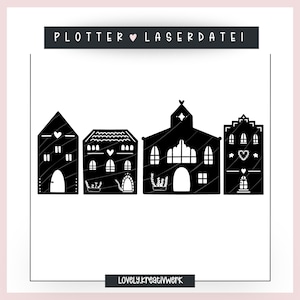 Op de afbeelding: Zwart-wit silhouetontwerp van vier huizen met details zoals ramen, deuren en daken. De tekst "PLOTTER ♥ LASERDATEI" staat bovenaan de afbeelding en "LOVELY.kreativWerk" onderaan.