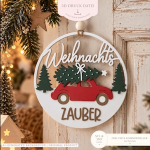 Könnte beinhalten: Ein kreisförmiges weißes Ornament mit einem roten Auto, das einen grünen Weihnachtsbaum auf dem Dach trägt. Der Schriftzug "Weihnachts" steht in weißer Schreibschrift darüber, das Wort "ZAUBER" in braunen Druckbuchstaben darunter, flankiert von zwei Tannen.