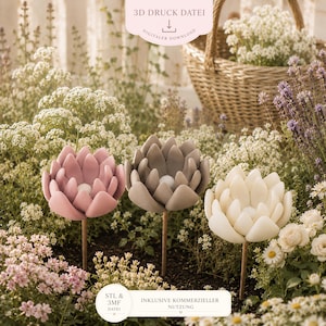 Könnte beinhalten: Drei dekorative Lotusblumen-Skulpturen in Rosa, Grau und Weiß, jede mit einem Holzstiel. Die Blumen sind in einem Garten mit verschiedenen Pflanzen und Blumen angeordnet. Das Bild enthält den Text "3D Druck Datei" und "Digitaler Download".