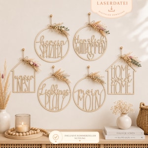 Peut inclure: Plusieurs panneaux décoratifs en bois pour la maison, avec des phrases telles que « Home Sweet Home » et « Herzlich Willkommen ». Chaque panneau est orné de fleurs séchées et suspendu au mur. Les panneaux sont en bois clair.