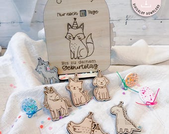 Puede incluir: Calendario de cuenta regresiva de cumpleaños de madera con una ilustración de zorro y el texto "Countdown Nur noch 11 Tage Bis zu deinem Geburtstag". Incluye figuras de animales de madera con sombreros de fiesta. Fondo de tela blanca.