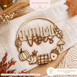 Könnte beinhalten: Eine kreisförmige Wanddekoration aus Holz mit dem Schriftzug AUTUMN VIBES in einer Kombination aus Block- und Schreibschrift. Der Rahmen ist mit lasergeschnittenen Holzmotiven wie Kürbis, Stiefeln, karierter Decke, Eichel, Pilz und Blatt verziert.