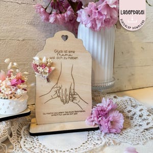Laserdatei Mama Kind Hand Muttertag Geschenk Aufsteller personalisierbar mit Namen Muttertag 2 SVG  Laserdatei  Illustration + Gewerbelizenz