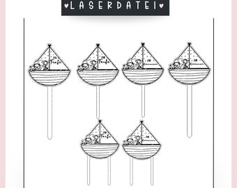 Pode incluir: Seis toppers para cupcakes de madeira cortados a laser em preto e branco que representam um veleiro com o texto "Zur Taufe" em cada um. Os toppers são projetados para um batismo.