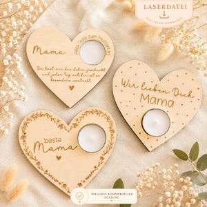 Könnte beinhalten: Drei herzförmige Kerzenhalter aus Holz mit graviertem Text. Einer sagt "Mama", ein anderer "Wir lieben Dich Mama" und der dritte "beste Mama". Jeder hat eine kreisförmige Aussparung für eine Teelichtkerze. Der Hintergrund ist neutral mit floralen Akzenten.