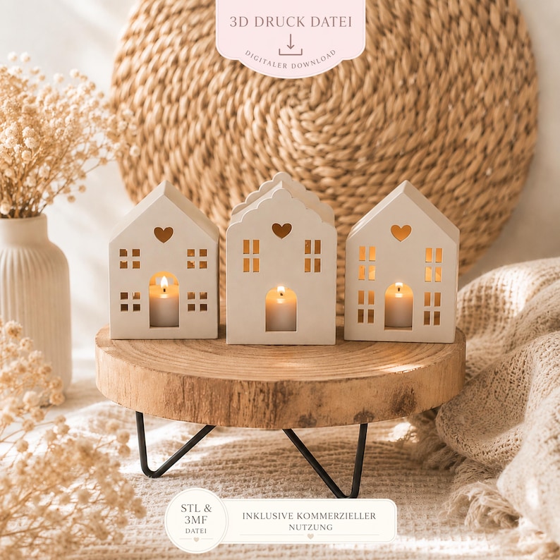 May include: Three cream-coloured ceramic house-shaped candle holders with heart cutouts and window details, each with a lit candle. They are on a wooden slice atop a black metal stand. The image includes text that says "3D Druck Datei" and "Digitaler Download".