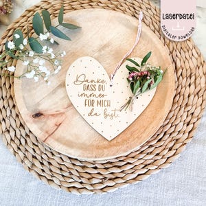 Archivo láser Gracias gente especial Gracias por estar siempre ahí para mí Colgante de disco de madera en forma de corazón con flores secas SVG + licencia comercial