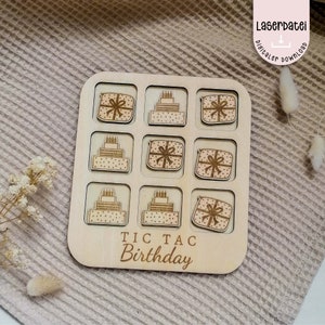 Op de afbeelding: Een houten tic-tac-toe-spelbord met een verjaardags thema. Het bord heeft negen vakjes met afbeeldingen van taarten en cadeaus. De tekst "TIC TAC Verjaardag" staat op het bord.