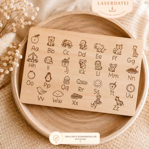 Könnte beinhalten: Holz-Alphabet-Puzzle-Brett mit gravierten Buchstaben und Tierillustrationen. Das Brett zeigt die Buchstaben A bis Z, jeweils gepaart mit einem einzigartigen Tierdesign. Der Text "LASERDATEI DIGITALER DOWNLOAD" befindet sich oben.