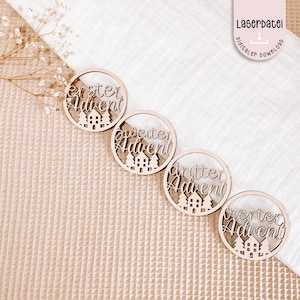 Könnte beinhalten: Vier Holz-Adventskalender-Ornamente. Jedes runde Ornament trägt die Wörter "erster Advent", "zweiter Advent", "dritter Advent" und "vierter Advent" in einer Schreibschrift. Jedes hat auch ein kleines Haus- und Baumdesign.