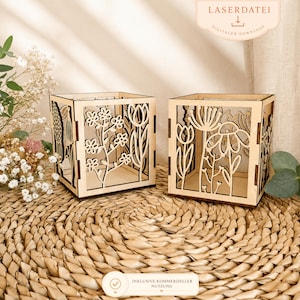 Può includere: Due portacandele quadrati in legno con ritagli floreali. Le scatole color legno naturale presentano intricati disegni di fiori e foglie. L'immagine include anche il testo "LASERDATEI DIGITALER DOWNLOAD" e "INKLUSIVE KOMMERZIELLER NUTZUNG".