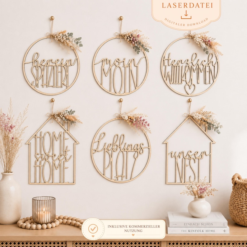 Puede incluir: Seis adornos de pared de madera con letras escritas y arreglos florales secos. Las frases incluyen "herein spaziert", "moin moin", "herzlich willkommen", "home sweet home", "lieblings platz" y "unser nest". Cada pieza est&aacute; suspendida por un gancho dorado.