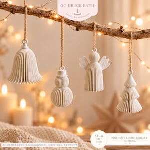 Op de afbeelding: Vier off-white 3D-geprinte hangende ornamenten in de vorm van een bel, een sneeuwpop, een engel en een kerstboom. Elk ornament heeft een geplooide textuur en is opgehangen aan een dun bruin touwtje aan een horizontale tak.