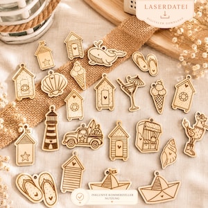 Puede incluir: Colección de adornos de madera cortados con láser con temática de playa, que incluyen cabañas, una ballena, conos de helado, un faro, una camioneta y un velero. Los adornos son de color marrón claro con detalles grabados.
