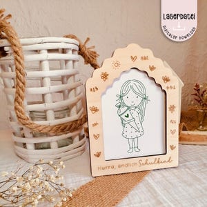 Marco de fotos de matrícula escolar con archivo láser, decoración SVG, archivo láser, ¡hurra, por fin, escolar 2025! Madera de 3 mm + licencia comercial