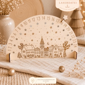 Könnte beinhalten: Ein halbkreisförmiger Adventskalender aus Holz mit einer lasergravierten winterlichen Dorfszene, bestehend aus Häusern, einer Kirche und Bäumen. Der Bogen ist von 1 bis 24 nummeriert und mit kleinen Sternausschnitten sowie einem beweglichen Stern versehen.