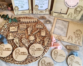 Puede incluir: Una colección de decoraciones de madera cortadas con láser para una celebración del primer día de escuela. Las decoraciones incluyen una variedad de formas y diseños, como una mochila, un autobús escolar, un lápiz, un globo terráqueo, un libro, un gorro de graduación, una campana escolar, un arcoíris y un cono. Las decoraciones están todas pintadas en tonos marrones y presentan el texto "endlich Schulkind" y "Mein 1. Schultag".