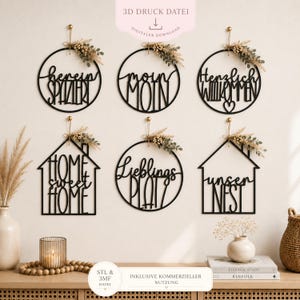 Peut inclure: Six décorations murales en bois noir, comprenant des formes circulaires et en forme de maison. Chaque pièce présente une phrase de bienvenue et des ornements floraux. Le texte "HOME sweet HOME" est visible. Décoration d'intérieur.