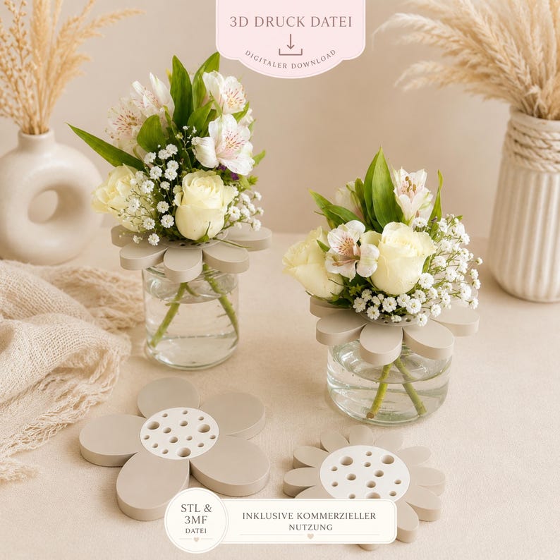 May include: Two small glass vases with flower arrangements, featuring white roses and other flowers, sit on a beige surface. The vases have a daisy-shaped holder. The image also shows two daisy-shaped holders and text that reads "3D DRUCK DATEI" and "DIGITALER DOWNLOAD".