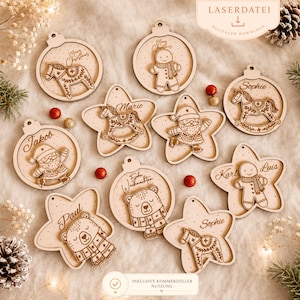 Puede incluir: Conjunto de adornos navideños de madera cortados con láser, en forma de estrella y círculo. Los adornos presentan diseños festivos como caballos balancín, hombres de jengibre y Papá Noel. Algunos están personalizados con nombres.