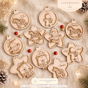 Puede incluir: Una colección de adornos navideños de madera clara con formas circulares y de estrella. Los adornos presentan diseños grabados con láser que incluyen caballos mecedoras, figuras de jengibre, Santa Claus y osos, con nombres como Jakob y Sophie.