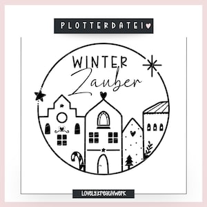 Op de afbeelding: Zwart-witte illustratie van een winterdorp met de tekst "Winter Zauber" in een cirkel. De tekst "Plotterdatei" en een hartje staan boven de cirkel. De tekst "Lovely.kreativWerk" staat onder de cirkel.