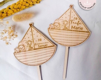 Pode incluir: Dois toppers de bolo de madeira em forma de barco com ilustrações de animais. O topper à esquerda diz "Zur Kommunion Samuel" e o topper à direita diz "Zur Taufe Marie".
