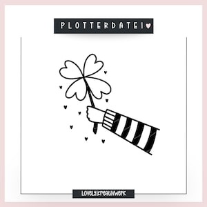 Könnte beinhalten: Schwarz-Weiß-Illustration einer Hand, die ein vierblättriges Kleeblatt hält. Der Arm hat schwarz-weiß gestreifte Ärmel. Kleine schwarze Herzen sind um das Kleeblatt verstreut. Der Text "PLOTTERDATEI" steht oben und "Lovely.kreativwerk" unten.
