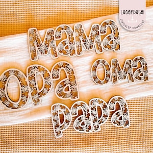 Może przedstawiać: Wycinanki z drewna z napisami "Mama", "Opa", "Oma" i "Papa" z kwiatowym wzorem. Litery są jasnobrązowe z białymi kwiatowymi wycięciami. Słowa są wyświetlane na jasnobeżowej powierzchni. Obraz zawiera również tekst "Laserdatei".