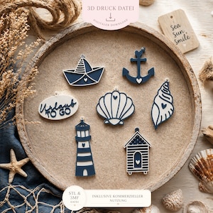 May include: A selection of navy blue and white nautical ornaments, such as a sailboat, anchor, seashell, lighthouse, and beach hut. The ornaments are displayed on a round tray, with the text "Urlaub TO GO" and "Sea Sun Smile".