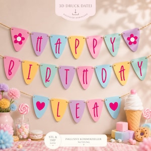 Op de afbeelding: Een kleurrijke verjaardagsbanner met de woorden "HAPPY BIRTHDAY LEA" in roze letters. De banner is gemaakt van pastelkleurige vlaggetjes, met bloem- en hartmotieven. De afbeelding bevat ook decoratieve snoepjes en de tekst "3D DRUCK DATEI".
