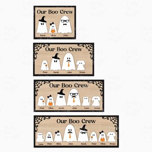 Puede incluir: Cuatro letreros de madera de diferentes tama&ntilde;os con un borde negro y un dise&ntilde;o de telara&ntilde;a. Cada letrero dice "Our Boo Crew" y presenta una familia de fantasmas con diferentes sombreros y accesorios. Los nombres de los miembros de la familia se enumeran debajo de cada fantasma.