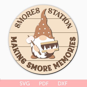 Archivo de corte láser Smore Sign SVG, S'more station Sign svg, Gnome with Smore Sign svg, Smore Door Hanger svg, Making Smore Memories sign svg