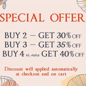 Op de afbeelding: Een afbeelding met een speciale aanbieding voor het kopen van meerdere items. De tekst luidt: "SPECIALE AANBIEDING KOPEN 2 - KRIJG 30% KORTING KOPEN 3 - KRIJG 35% KORTING KOPEN 4 of meer KRIJG 40% KORTING De korting wordt automatisch toegepast bij het afrekenen en in de winkelwagen"