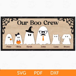 Puede incluir: Un letrero de madera con marco negro y fondo blanco. El letrero dice "Our Boo Crew" y presenta una familia de fantasmas con los nombres: Peter, Olivia, Sarah, John, Luna y Bruno.
