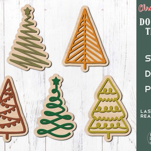 Könnte beinhalten: Fünf verschiedene Weihnachtsbaum-Designs im Doodle-Stil. Die Bäume sind aus Holz ausgeschnitten und haben eine Vielzahl von Farben und Mustern. Der Text "Christmas Doodle Tree" befindet sich in der oberen rechten Ecke des Bildes. Der Text "SVG DXF PDF Laser Cut Ready File" befindet sich in der unteren rechten Ecke des Bildes.