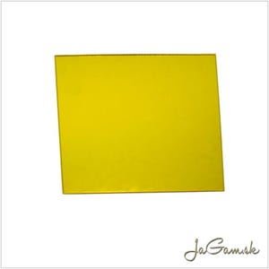 Può includere: Un foglio quadrato di acrilico giallo brillante. Il foglio è di colore pieno con una superficie liscia. I bordi sono puliti e dritti. Il foglio è posto su uno sfondo bianco. L'angolo in basso a destra presenta il testo "JaGamisk".